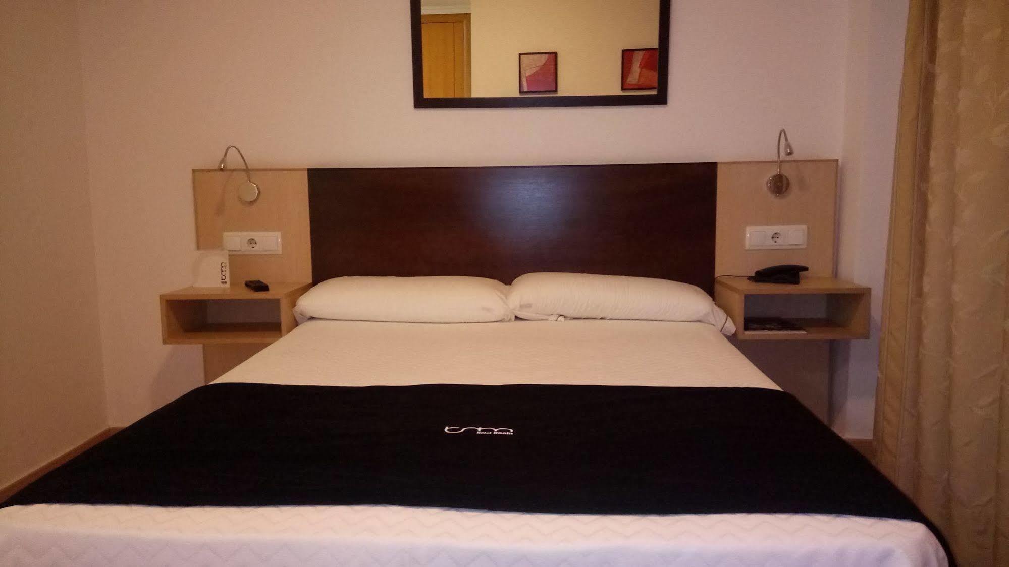 Hotel Room Понтеведра Екстериор снимка